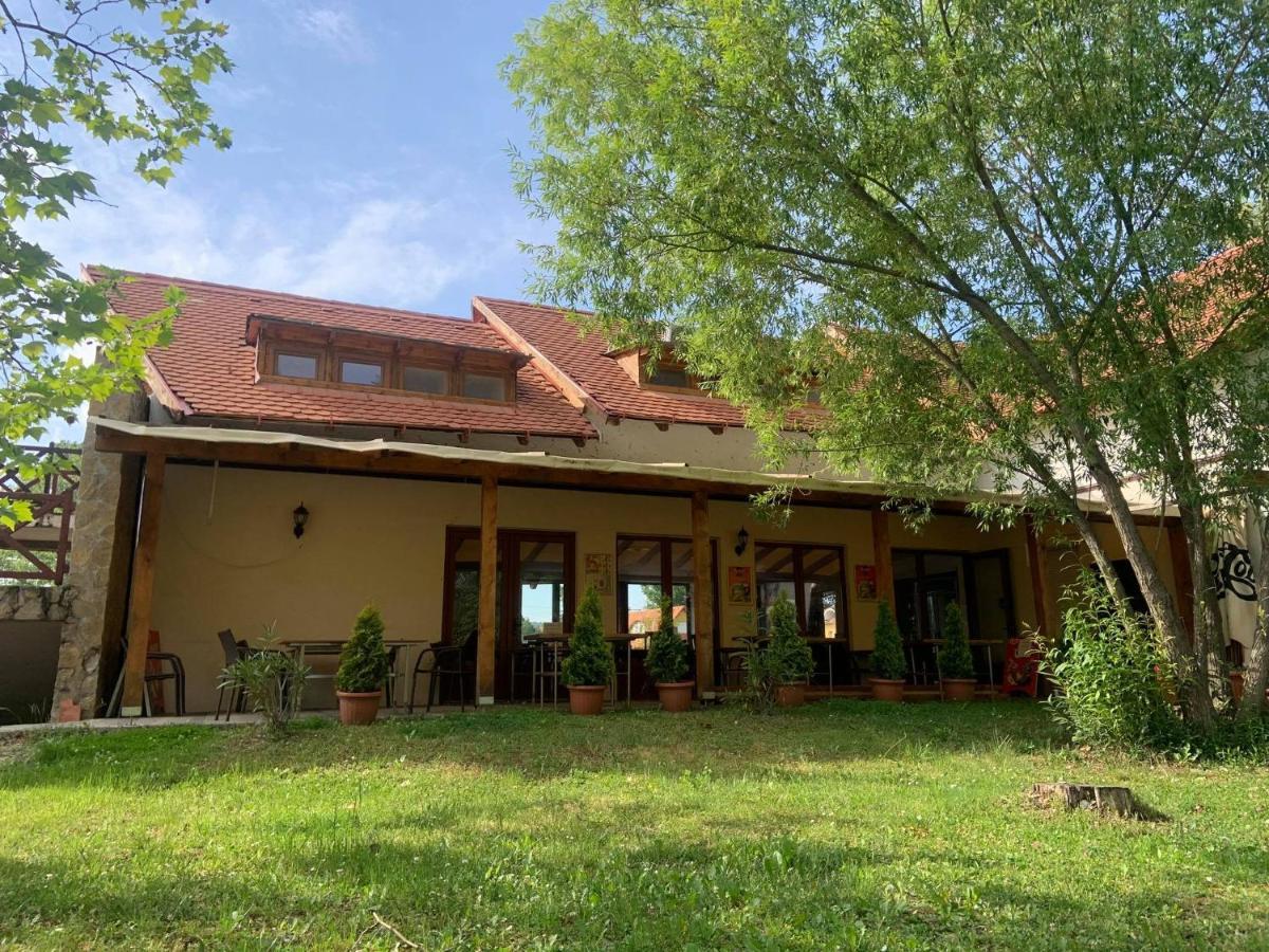 Szitakötő Panzió Balatonfůzfő Exterior foto